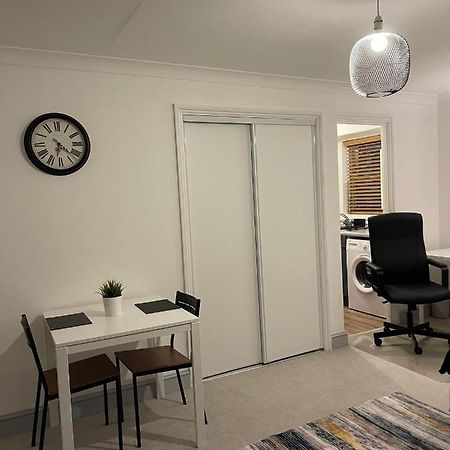 Stunning Studio Flat - Free Parking - 3 Min From Sutton Station Apartment Exterior photo