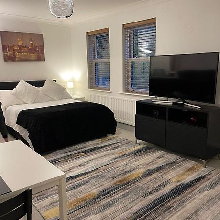 Stunning Studio Flat - Free Parking - 3 Min From Sutton Station Apartment Exterior photo