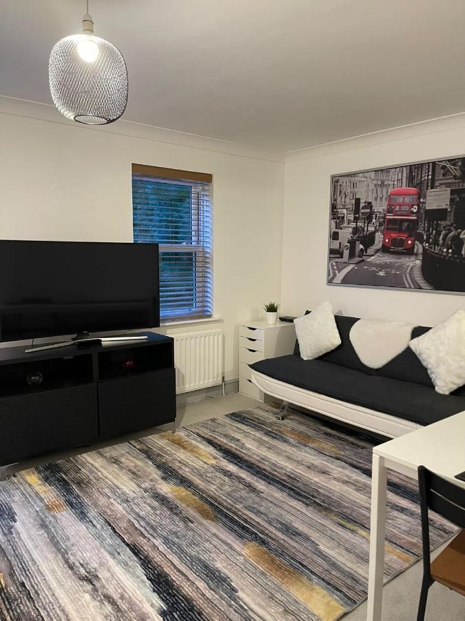 Stunning Studio Flat - Free Parking - 3 Min From Sutton Station Apartment Exterior photo