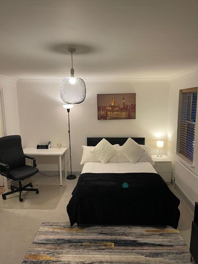 Stunning Studio Flat - Free Parking - 3 Min From Sutton Station Apartment Exterior photo